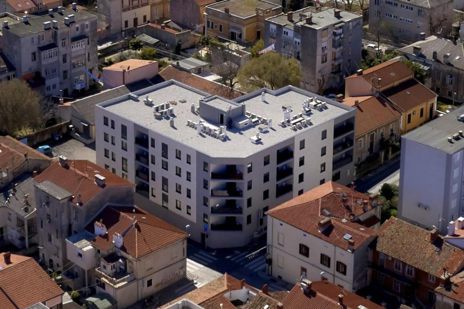 & Me With Garage Parking Apartment *